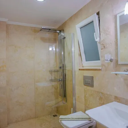 5 Bedroom 3370 *
